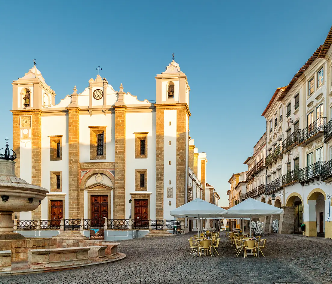 Praça do Giraldo and the Cathedral of Évora